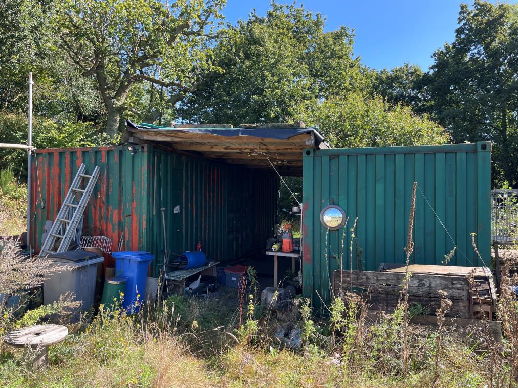 Lot: 116 - FREEHOLD LAND WITH POTENTIAL - Storage containers on rear section of site